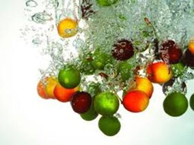 تقشير الفاكهة بأحماض الفاكهة التي بفضلها تتجدد خلايا الجلد. 